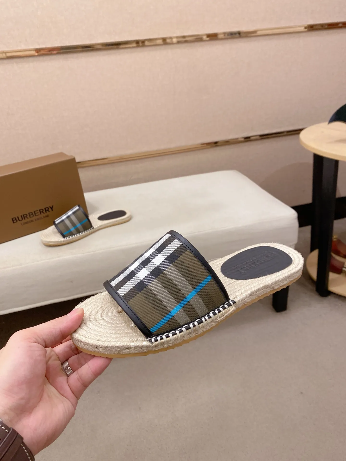 Factory price: 320💰 [Burberry slippers] High-end brand of men's shoes, official website 1:1 latest masterpiece: original mold customization, the fabric is made of imported original fabric, and the hemp rope upgraded outsole is lighter and non-slip. The market's top quality, simple yet tasteful, a must-have for fashionistas, fashionable at your feet, full of confidence, the same style at the counter 👍The season of summer slippers is here. Code: 38-44 Customized 45.46.47.